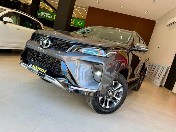 TOYOTA HILUX SW4 2.8 D-4D TURBO DIESEL SRX PLATINUM 7L 4X4 AUTOMÁTICO TOYOTA HILUX SW4 2.8 D-4D TURBO DIESEL SRX PLATINUM 7L 4X4 AUTOMÁTICO
